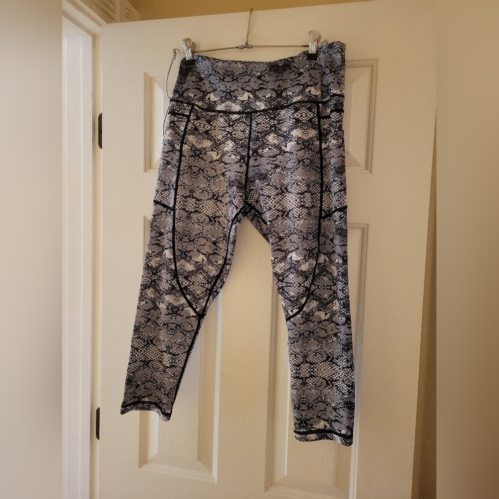 Zyia Active Black And White Snake Print Leggings Sz 12